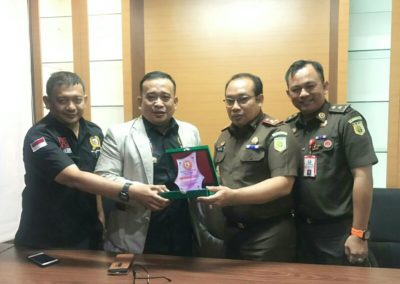 Kajari Batam Terima Award dari BPI KPNPA RI