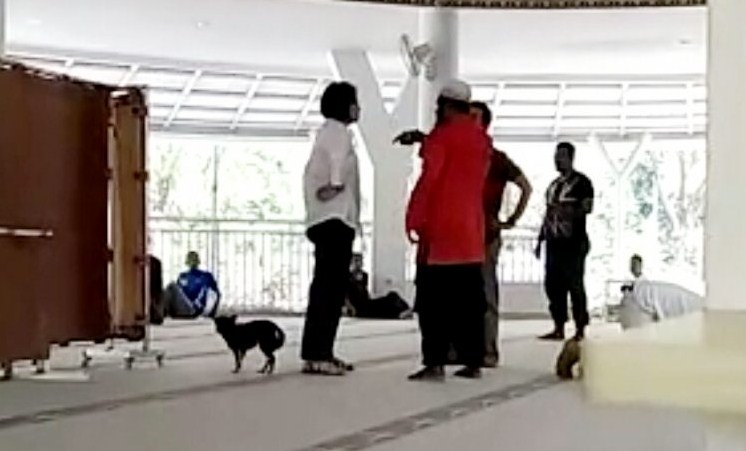 BPI KPNPA RI Minta Polisi Tangkap Wanita yang Masuk Masjid Bawa Anjingnya