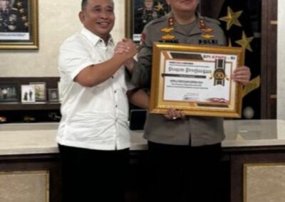 Ketua Umum BPI KPNPA RI Serahkan BPI Award kepada Kapolda Riau