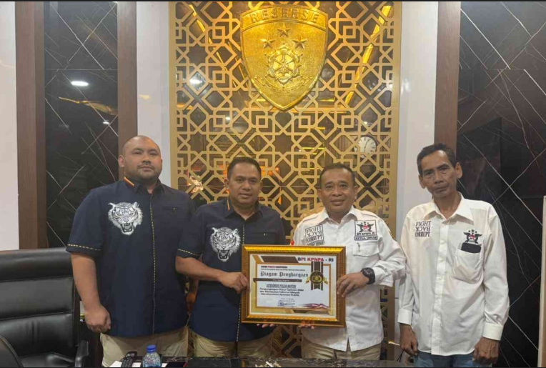 Rahmad Sukendar Beri Penghargaan BPI Award kepada Ditreskrimsus Polda Banten atas Dedikasinya Mengungkap Pemalsuan MinyaKita